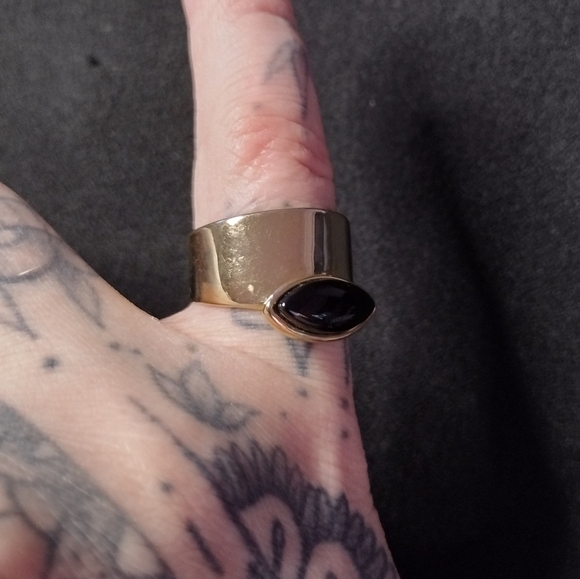 Jewelry - Gold Tone Black Stone Ring